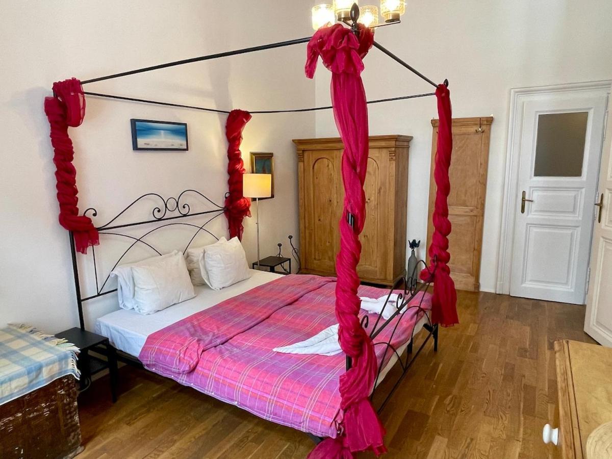 Iza Bella Classic Romantica Spacious 2br Budapest